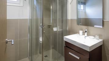 Superior Double Room | Bathroom | Shower, rainfall showerhead, hair dryer, bidet