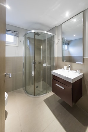 Superior Double Room | Bathroom | Shower, rainfall showerhead, hair dryer, bidet
