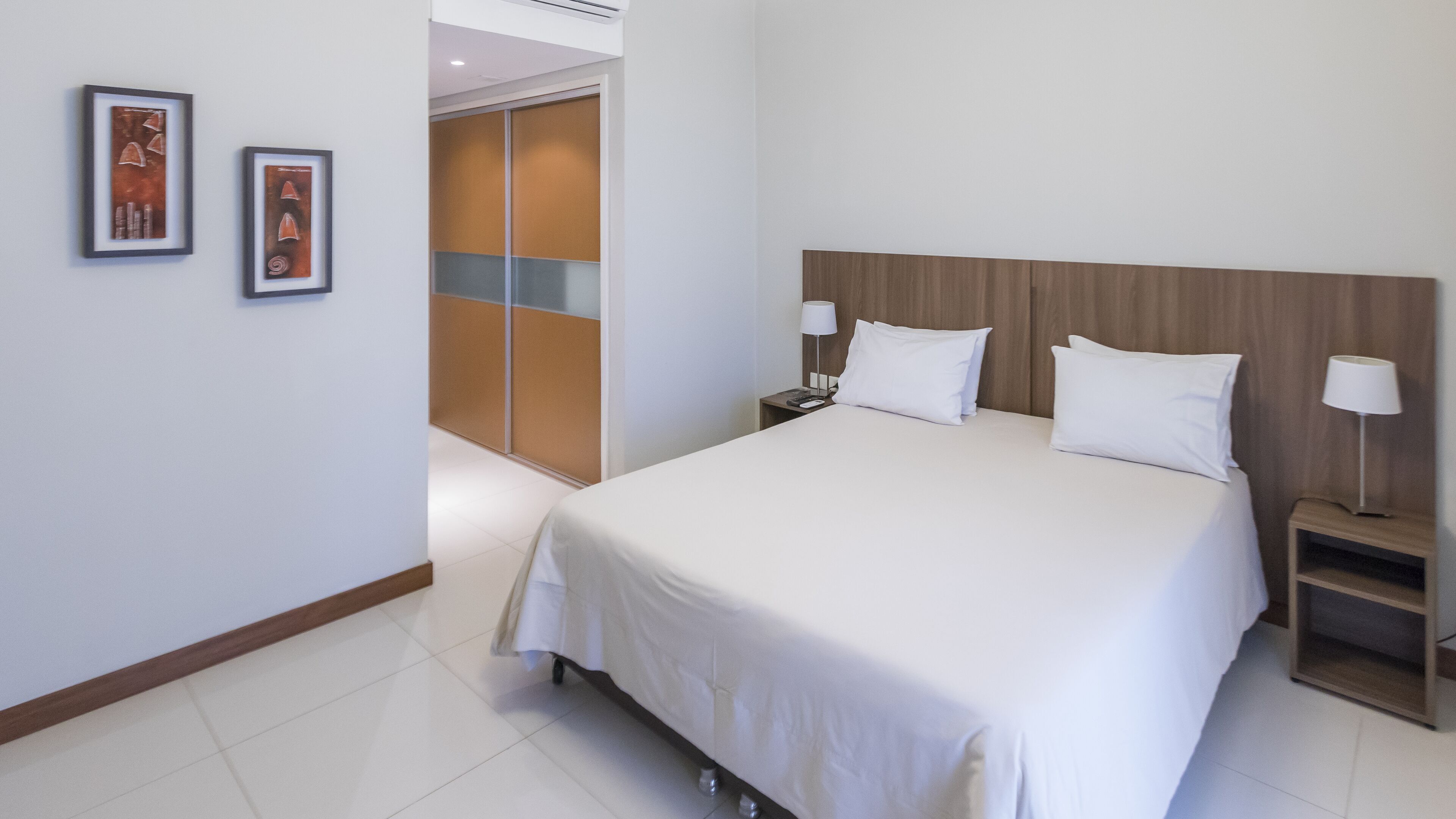 Ropa de cama hipoalergénica y caja de seguridad en la habitación 