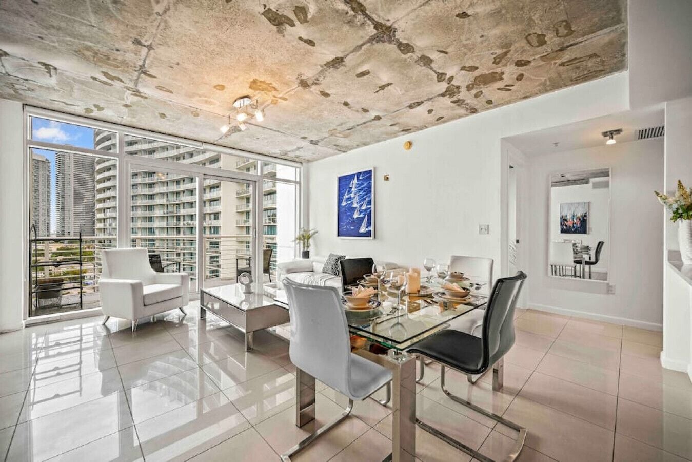 Amazing 2 Bed in Midtown W/ FREE Parking