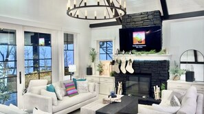 Smart TV y chimenea 