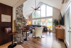 Smart TV y chimenea 