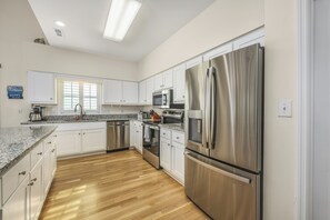 Fridge, microwave, oven, stovetop - Amazing oceanfront North Myrtle Beach (North Myrtle Beach)