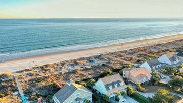 Plage, chaises longues, serviettes de plage