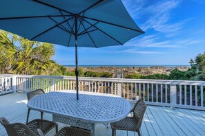 Outdoor dining - Amazing oceanfront North Myrtle Beach (North Myrtle Beach)