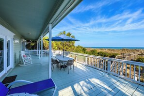 Outdoor dining - Amazing oceanfront North Myrtle Beach (North Myrtle Beach)