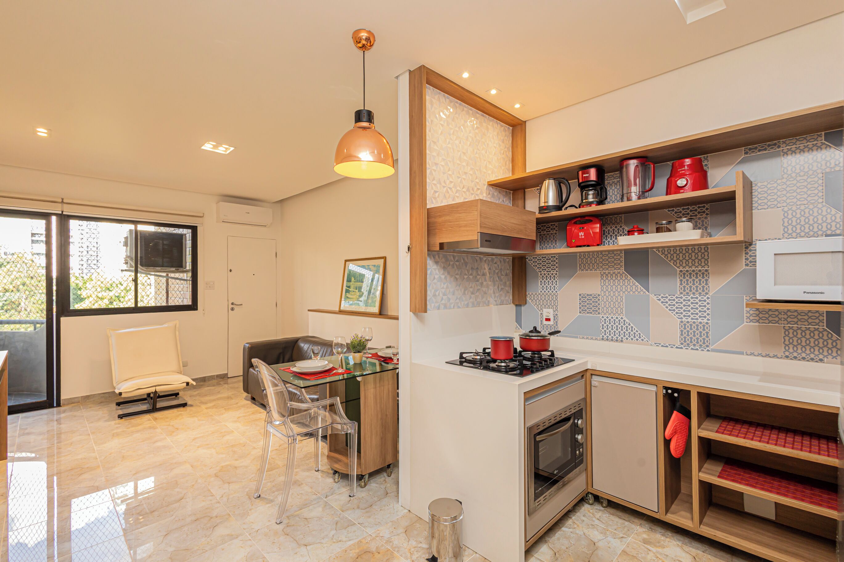 Full-sized fridge, microwave, oven, stovetop
