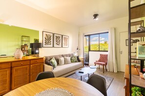 Classic Apartment | Private kitchen | Full-size fridge, microwave, oven, stovetop - BGV - Le Bougainville By Anora Spaces (Barueri)