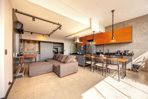 Chambre Duplex Deluxe | Aire de séjour | Téléviseur connecté de 40 po avec télévision numérique, téléviseur