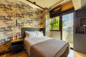 Dúplex Deluxe | Decoración individual y espacio para trabajar con un portátil