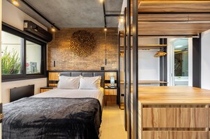 Deluxe Apartment | Individually decorated, laptop workspace, free WiFi, bed sheets