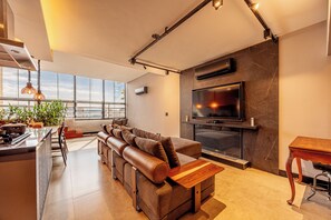 Dúplex Deluxe | Zona de estar | Smart TV de 40 pulgadas con canales digitales, una televisión