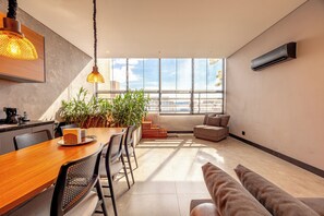 Deluxe Duplex | Private kitchen | Full-sized fridge, microwave, oven, stovetop - BGV - Le Bougainville By Anora Spaces (Barueri)