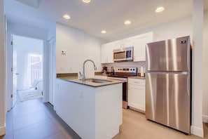 Frigorifero, microonde, forno, piano cottura