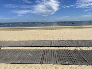 On the beach, sun-loungers - A terrace on the same level as the beach (Arcachon)