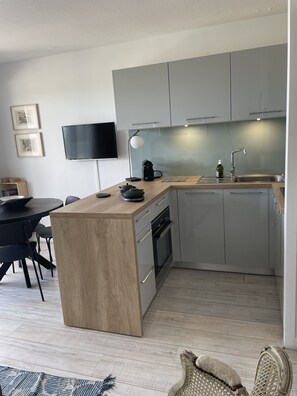 Kühlschrank, Mikrowelle, Ofen, Herdplatte