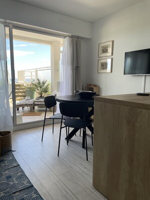 Dining - A terrace on the same level as the beach (Arcachon)