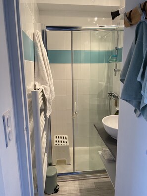 Dusche, Haartrockner, Handtücher, Seife