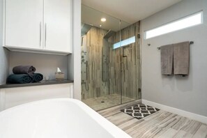 Combined shower/bathtub, hair dryer, towels, soap - VILLA DE YAMA LUXE in Old Town Scottsdale (Scottsdale)