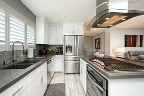 Refrigerador, microondas, horno y parrilla de estufa