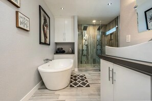 Ensemble douche/baignoire, sèche-cheveux, serviettes fournies, savon