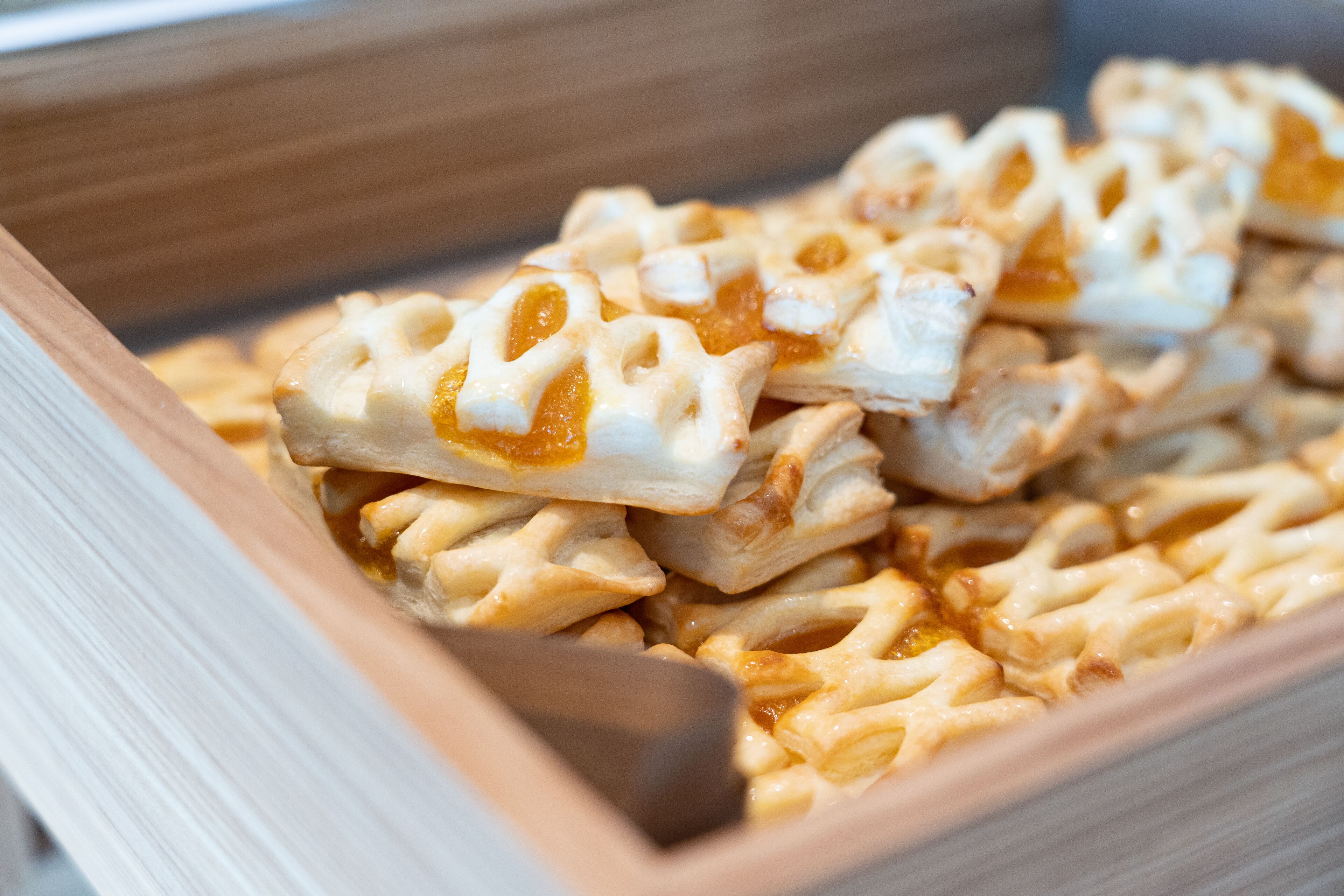 Eine Platte mit Waffeln, goldbraun gebacken und mit einer deutlichen Zuckersirupp-Glasur.