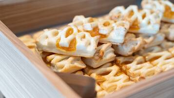 Eine Platte mit Waffeln, goldbraun gebacken und mit einer deutlichen Zuckersirupp-Glasur.