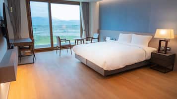 In-room safe, WiFi (free), bed sheets
