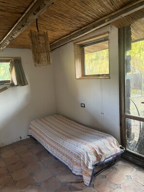2 bedrooms, bed sheets - Former farmers' hut in the shade of century-old poplars (Palinuro)