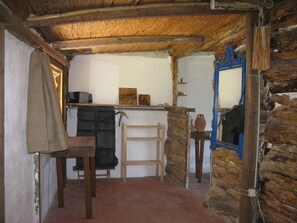 Interior - Former farmers' hut in the shade of century-old poplars (Palinuro)