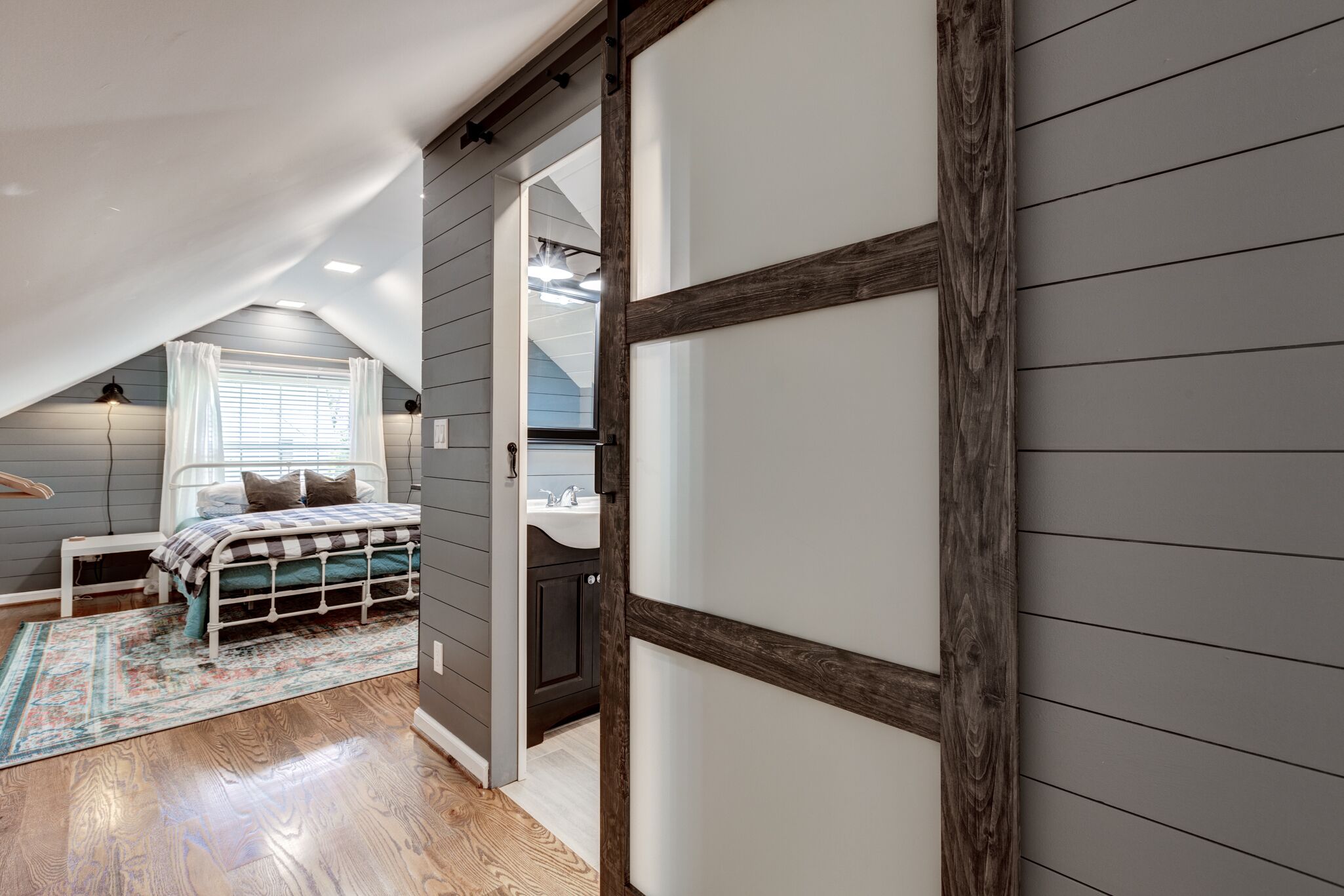 6 室のベッドルーム、アイロン / アイロン台、WiFi (無料)、ベッドシーツ