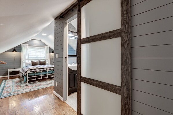 6 habitaciones, tabla de planchar con plancha y wifi gratis 