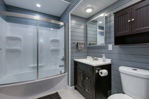 Combined shower/tub, hair dryer, towels, soap - Deacon Stays: Double House at Idlewilde - Walk to WFU - Sleeps 16 (Winston-Salem)