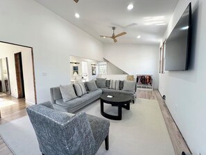 Smart-TV, Kamin, Videospiele, Tischtennisplatte