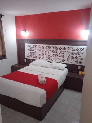 Habitación Confort | Espacio para trabajar con laptop, wifi gratis y muebles diferentes