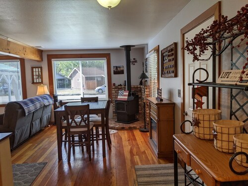 Charming town home 8 min to Lake Almanor, 35 min to Mt. Lassen