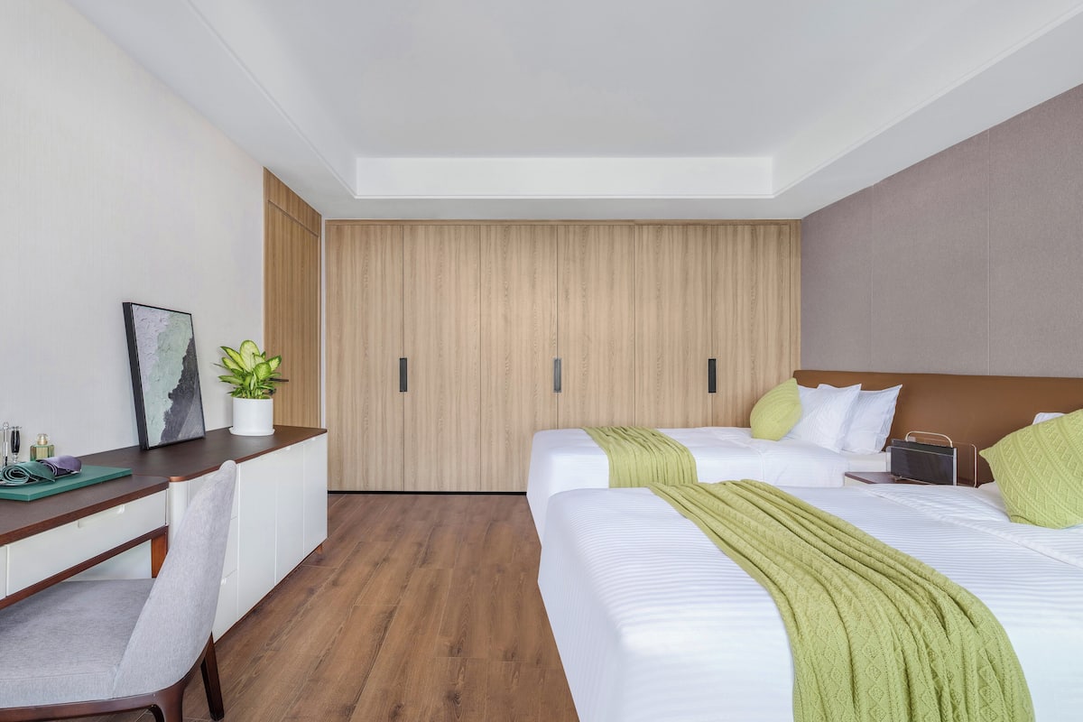 3 habitaciones, cubrecamas y caja de seguridad en la habitación