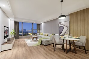 Premier-Apartment, 2 Schlafzimmer | Essbereich im Zimmer