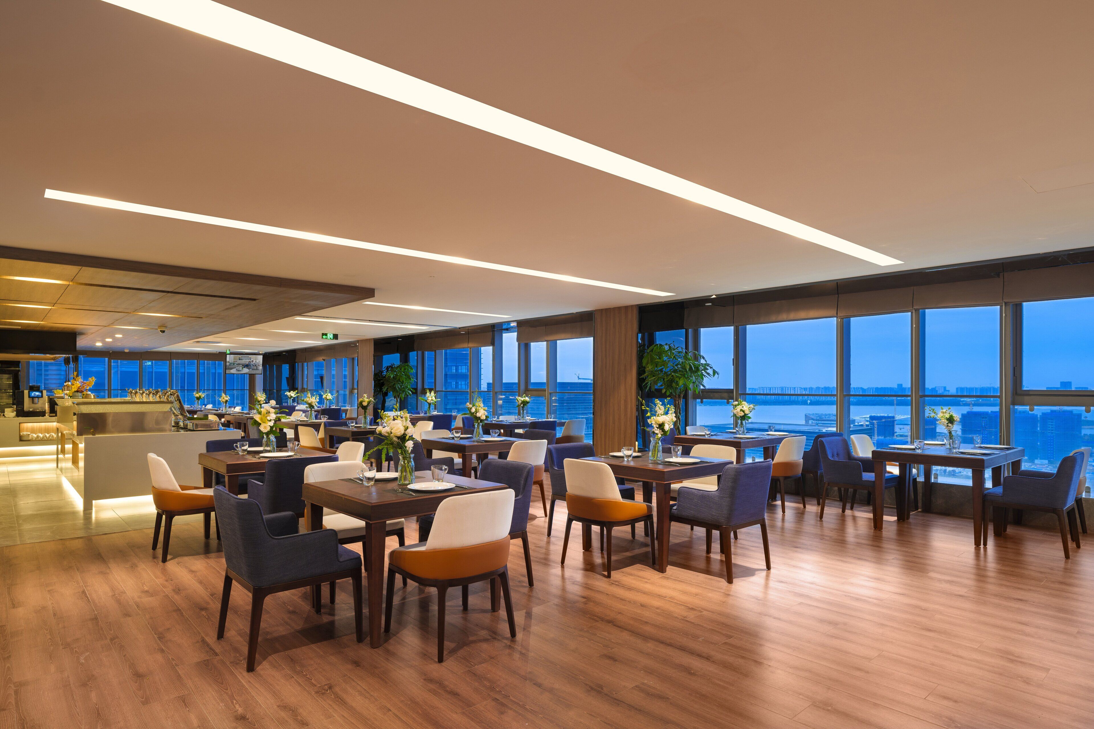 Daily buffet breakfast (CNY 70 per person)