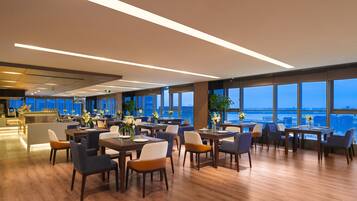 Daily buffet breakfast (CNY 70 per person)