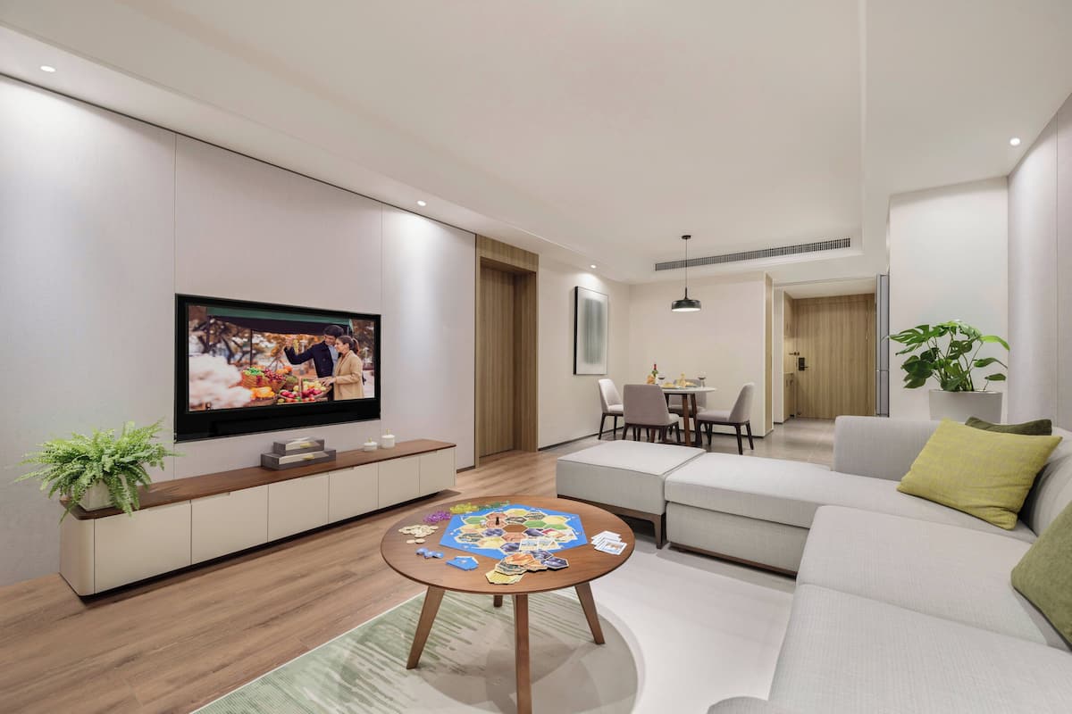 Televisión LED, chimenea, piso con calefacción, oficina