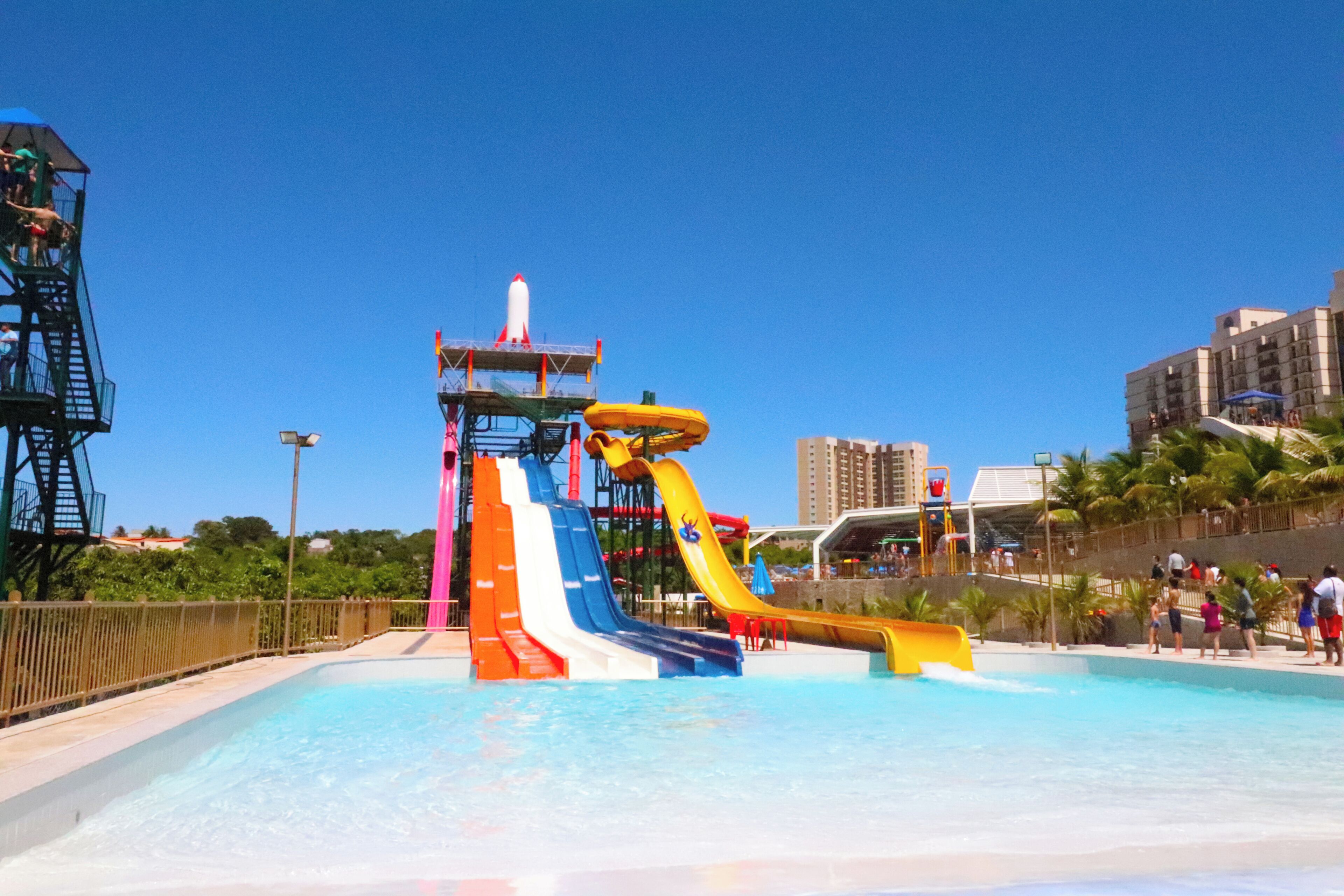 Ein Wasserpark mit mehreren Wasserrutschen und einem Rettungsturm.
