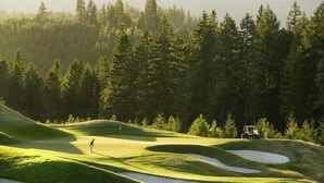 A golf course with sand bunkers, a golfer, and a golf cart. - Great Location Near Pool with Suncadia Pool Access (Cle Elum)