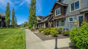 A row of modern, two-story houses with a well-maintained lawn and a clear sky. - Great Location Near Pool with Suncadia Pool Access (Cle Elum)