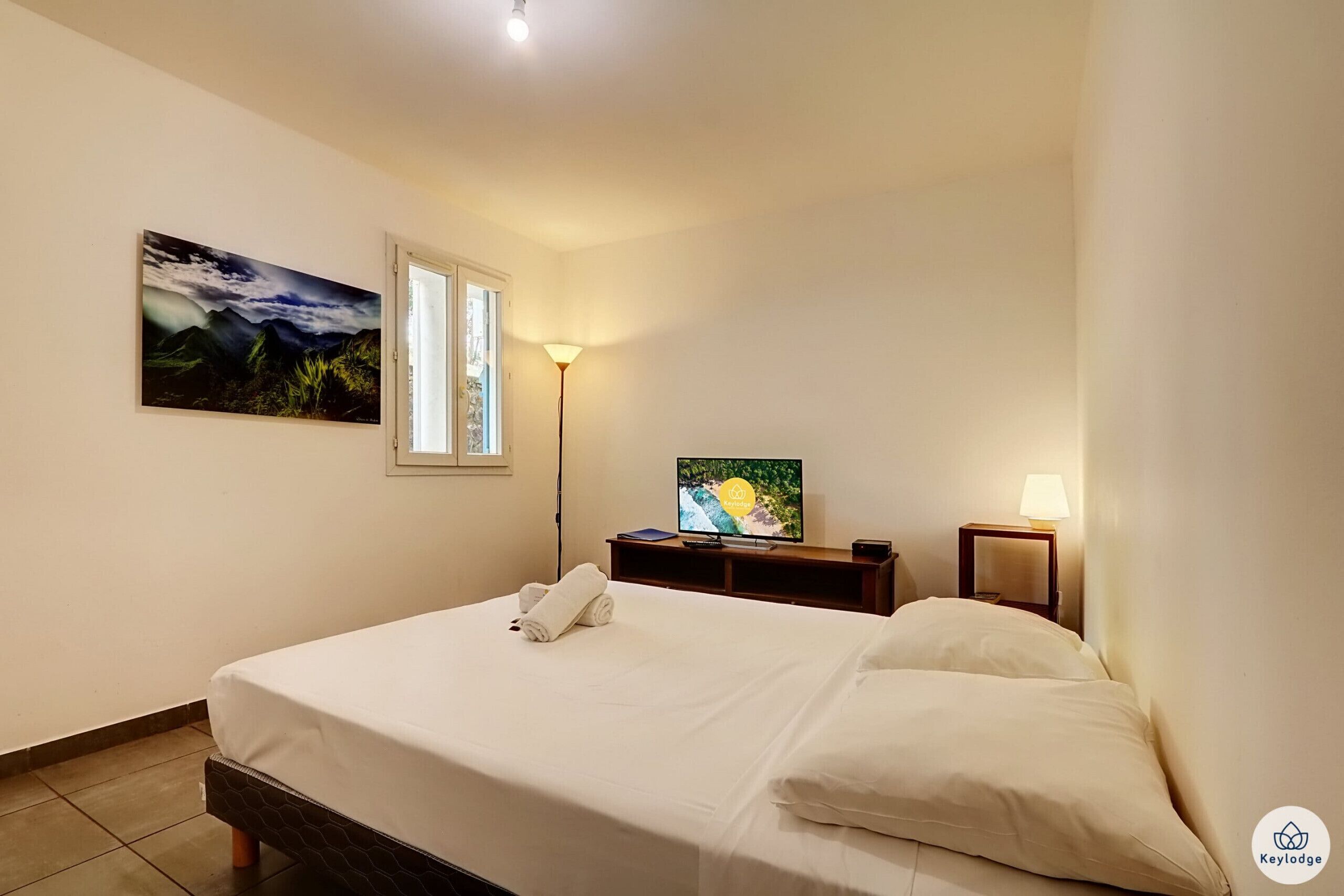 1 habitación, tabla de planchar con plancha, wifi gratis y ropa de cama 