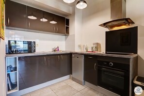 Jääkaappi, mikroaaltouuni, uuni, liesi