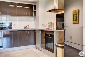 Frigorífico, microondas, horno y placa de cocina