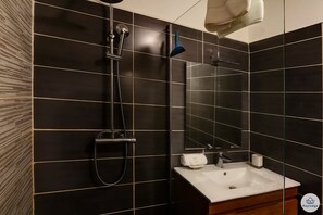 Doccia, asciugamani, sapone, shampoo