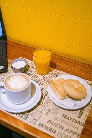 Free daily continental breakfast  - Alma Mendoza (Mendoza)