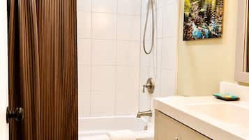 Tina con regadera, secadora de cabello, toallas, jabón